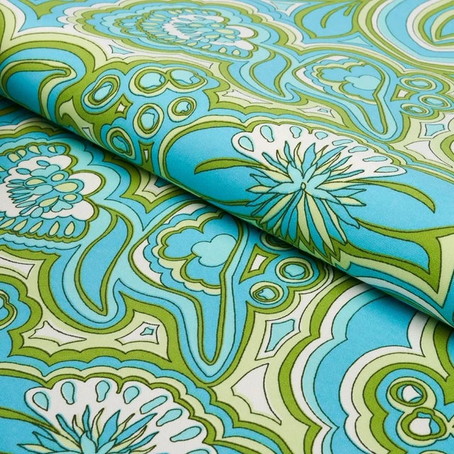 Schumacher SAMPLE - Schumacher x Trina Turk Morning Sunrise Print Indoor/Outdoor Fabric In Fern For Sale - Image 4 of 4