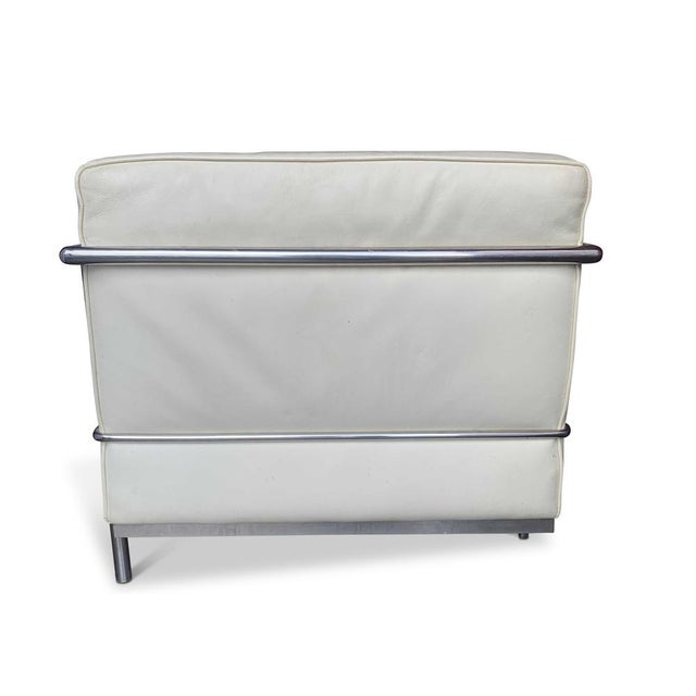 LC3 Armchair in Cream Leather with Tubular-Shaped Chrome Frame by Le Corbusier For Sale - Image 6 of 8
