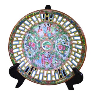 19th Century Chinese Export Famille Rose Reticulated Porcelain Plate With Mandarin Figures For Sale