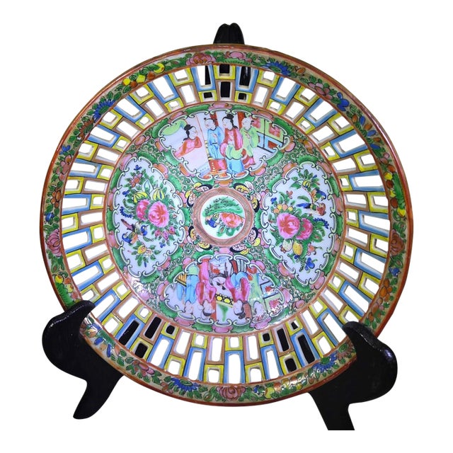 19th Century Chinese Export Famille Rose Reticulated Porcelain Plate With Mandarin Figures For Sale