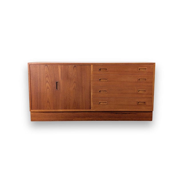 Mid-Century Danish Teak Lowboard from Hundevad & Co. For Sale - Image 12 of 12