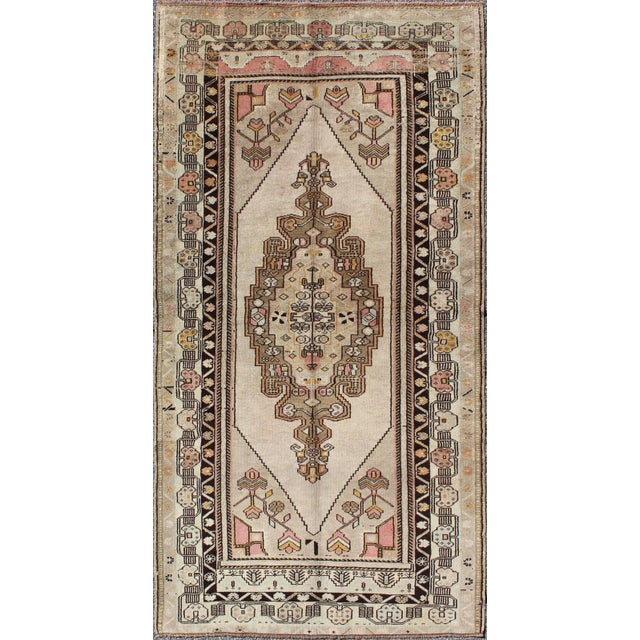 Cream 1940's Vintage Turkey Oushak Tribal Geometric Medallion 3'9 X 7'7 For Sale - Image 8 of 8