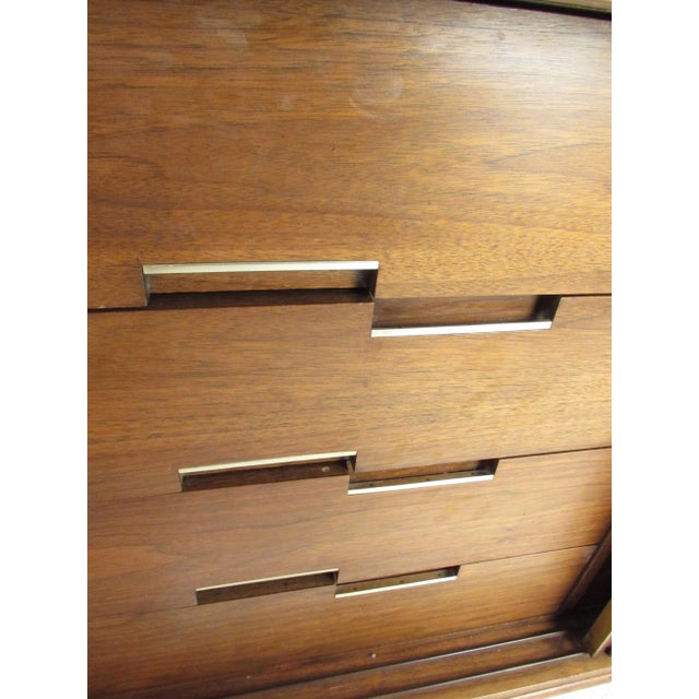 Cavalier 1960s Mid-Century Modern Walnut Credenza by Cavalier Furniture For Sale - Image 4 of 12