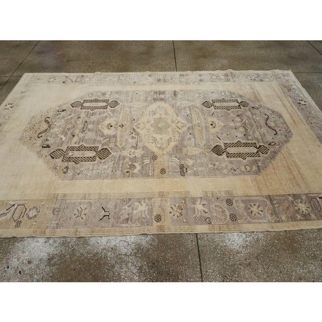 Galerie Shabab Collection Mid-20th Century Turkish Anatolian Accent Rug For Sale In New York - Image 6 of 10