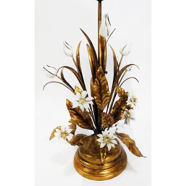 Mid-Century Italian Hollywood Regency Gilt Iron Daisy & Tulip Tole Lamp For Sale - Image 4 of 16