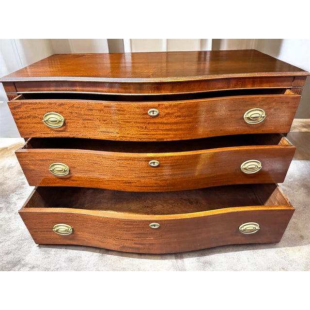 1950s Kindel Grand Rapids Antique Mahogany Cliveden Serpentine 3-Drawer Chest For Sale In New York - Image 6 of 12