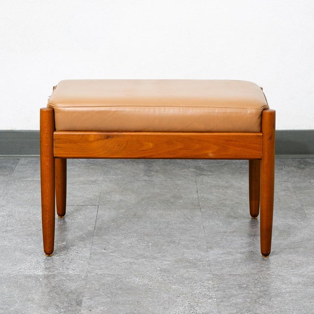 Tan Mid Century Modern Ottoman Stool Tan Leather Vintage MCM Wood Frame Rectangular For Sale - Image 8 of 8