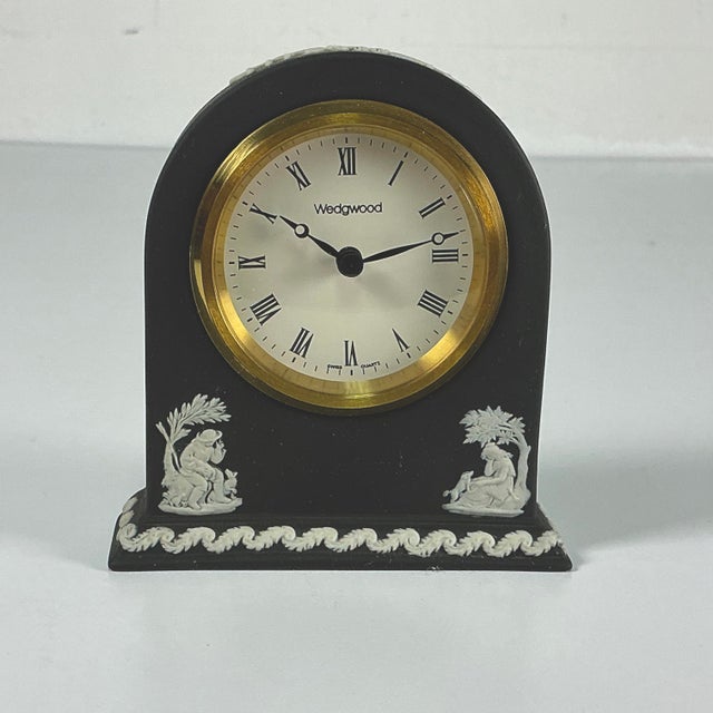 1980s 1989 Vintage English Neoclassical Chippendale Wedgwood Black Jasperware Desk Clock, Lord Wedgwood Signed For Sale - Image 5 of 16