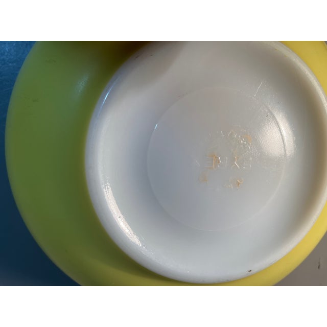 Set 4 Pyrex Mixing Bowls Primary Colors Original 1940s No Numbers Footed Bases Rolled Rims Nesting Bowls For Sale - Image 11 of 13