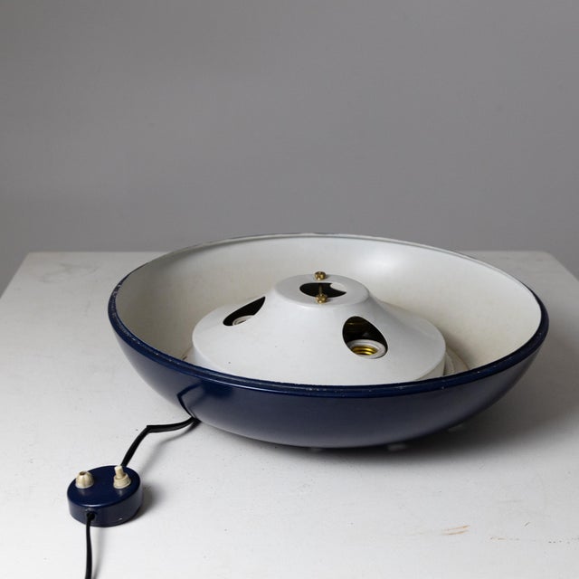 Description Platea table lamp designed by Leonardo Ferrari and Franco Mazzucchelli for Artemide. Circular blue painted...
