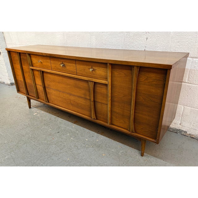 Mid 20th Century Mid-Century Modern Walnut Credenza by Leo Jiranek for Bassett Furniture For Sale - Image 5 of 18