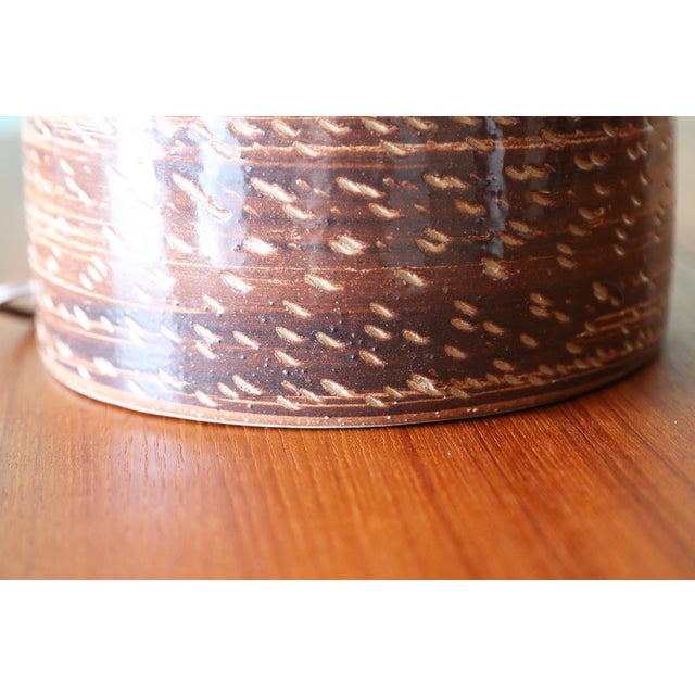 1960s Gordon and Jane Martz 170 Lamp Pair for Marshall Studios Maroon Sgraffito Thick Neck - a Pair For Sale - Image 10 of 12