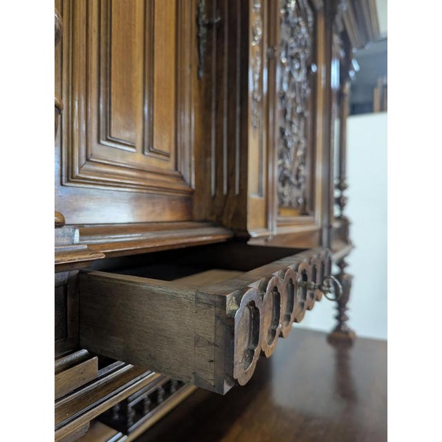 Large Renaissance-Style Cupboard in Walnut, in Very Good conditions.