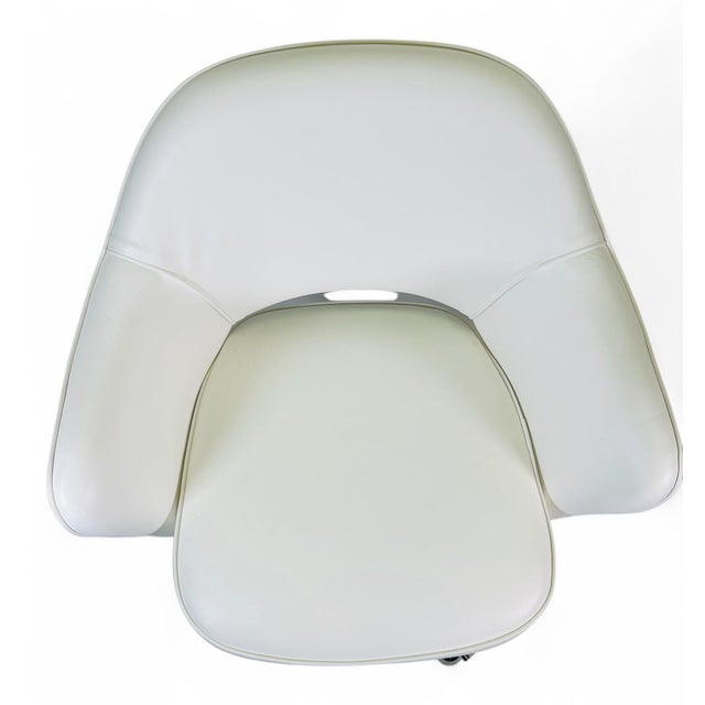 Saarinen Executive Armchair in Italian White Leather, Black Swivel Base For Sale In New York - Image 6 of 9
