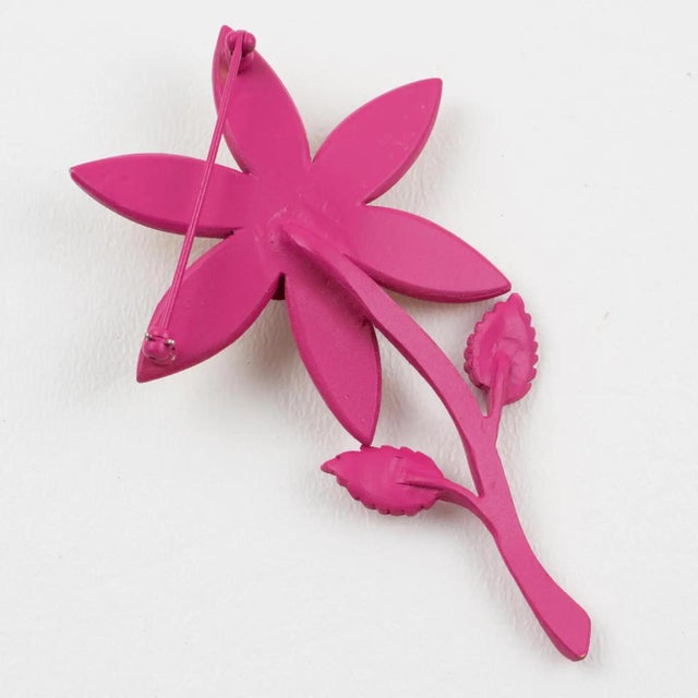 2000 - 2009 John Galliano Paris Pink Enamel Metal and Straw Daisy Brooch For Sale - Image 5 of 8