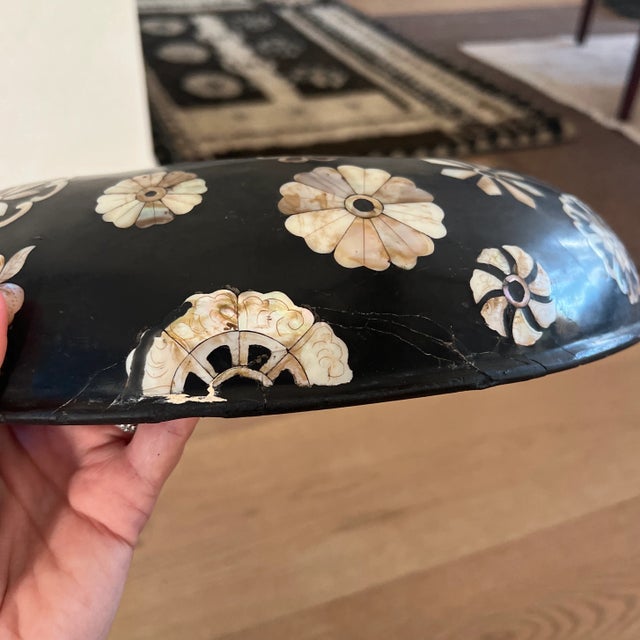 Black 1980s Black Lacquered Lidded Circular Box With Mother of Pearl Floral Décor For Sale - Image 8 of 10