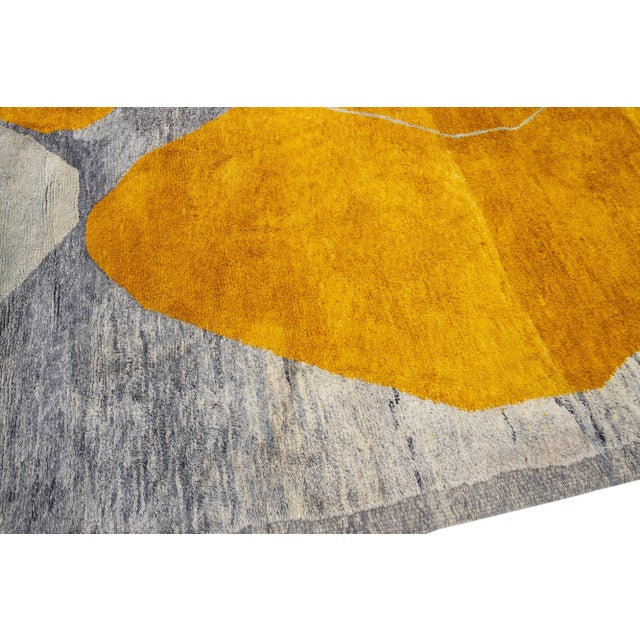 Abstract Modern Moroccan Handmade Gray Wool Rug For Sale In New York - Image 6 of 12