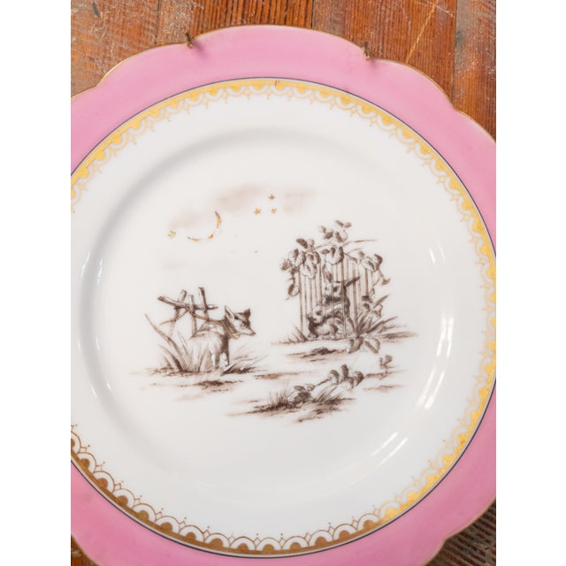 19th Century Pair of Pink and Gold Decorative Wall Plates With Grisaille Scenes For Sale In New York - Image 6 of 12
