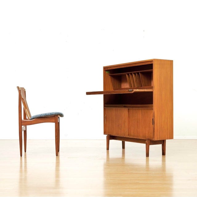 1960s Small Mid Century 'Multi-Width' Secretary Desk by Beaver & Tapley For Sale - Image 9 of 12