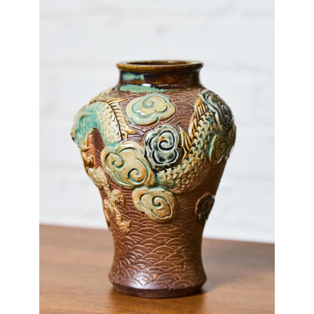 Whether they are simply decorative sculptures or vases filled with flowers, find beautiful objects in various sizes,...