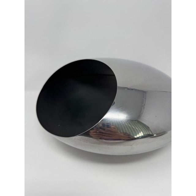 Is it a stone, an UFO or really a cocoon? Let your imagination run wild as to what the futuristic fruit bowl COCOON...