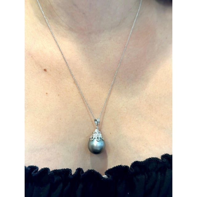 15.5 mm Black Round Tahitian Pearl & Diamond 18 Kt Gold Pendant + Chain 14 KG For Sale - Image 9 of 18