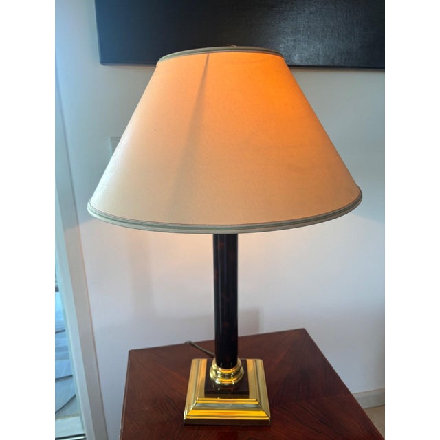 An elegant lamp with neoclassical accents, combining the rigor of the Empire style with the refinement of high-end 1980s...