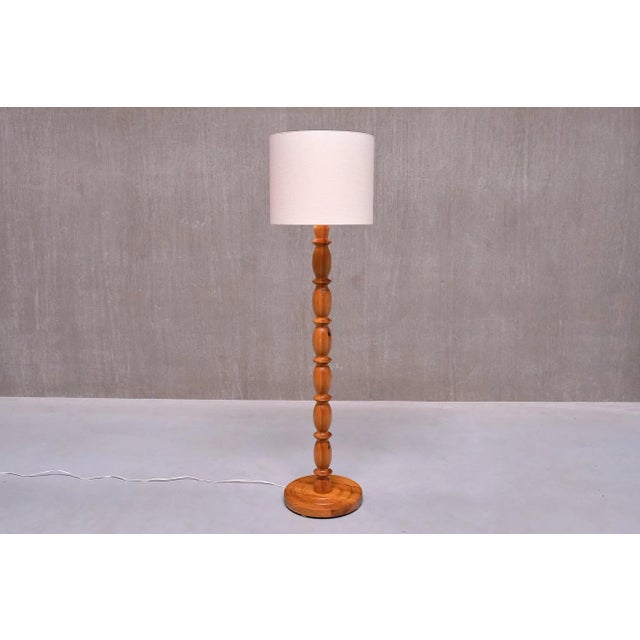 This striking tall floor lamp was produced in Sweden in the 1960s. The Swedish Modern design is characterized by a central...