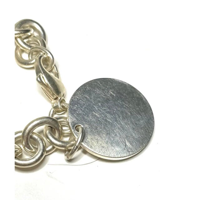 Tiffany and Co. Vintage 1990s Tiffany & Co. Sterling Silver Engravable Round Tag Bracelet – 36.21g For Sale - Image 4 of 8