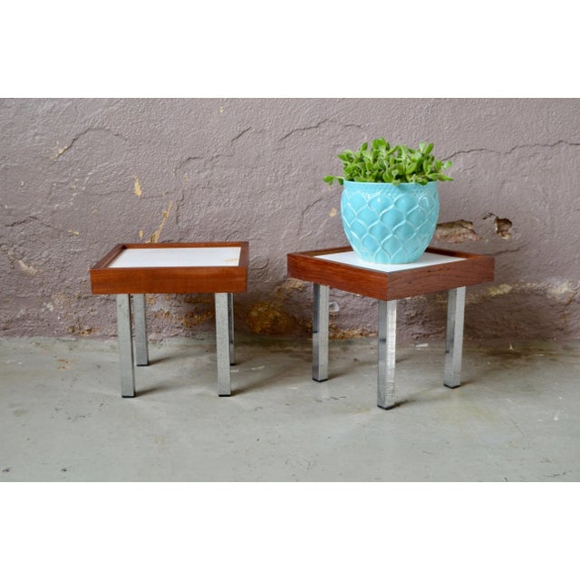 Minimalism and sleek design, that perfectly summarizes this pair of pedestal tables 70s We love the simplicity of making...