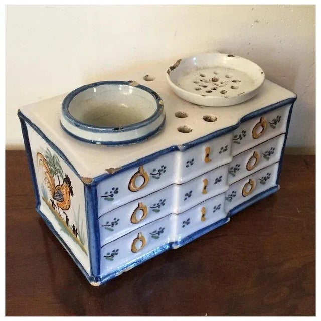 Antique 18th Century German Kelsterbach Tin Glaze Faience Delft Inkwell in the Form of a Bombe Chest of Drawers Decorated With Roosters For Sale In New York - Image 6 of 10