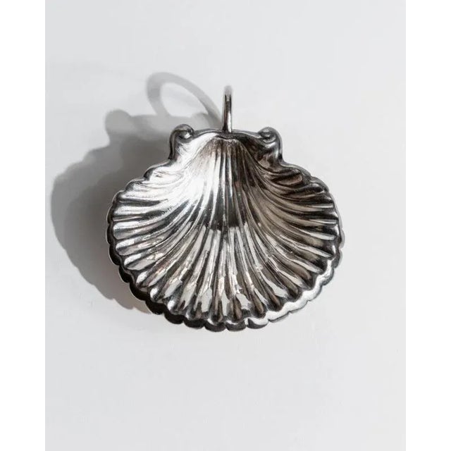 This vintage set of 2 shell-shaped bowls from 1960s Italy is crafted from silver-plated metal, combining organic elegance...