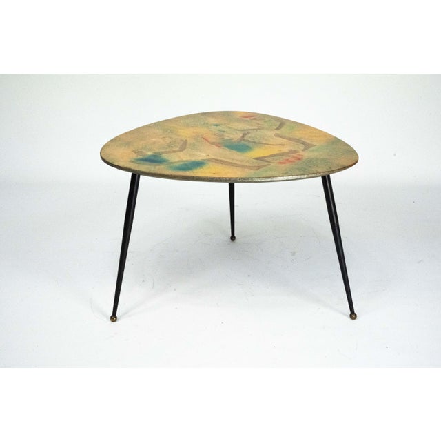 Elegant Italian mid-century modern low coffee table dating from the 1950s. The table features an organically shaped top...