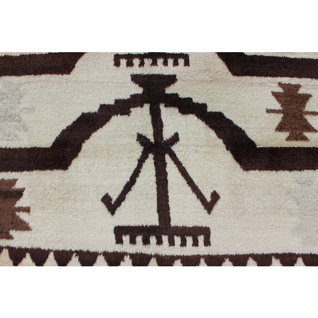 Mid 20th Century Turkish Tulu Rug With Mid-Century Modern Design in Brown, Off-White and Blue For Sale - Image 10 of 13