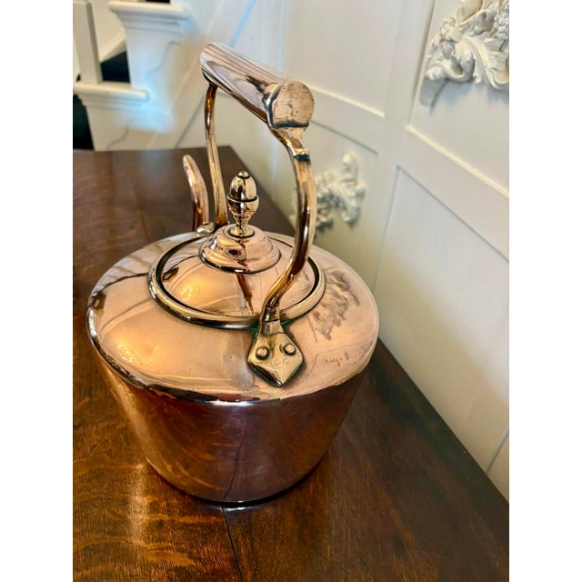 A fine George III copper kettle featuring a wonderfully rounded body, elegant swan-neck spout and shaped fixed handle. The...