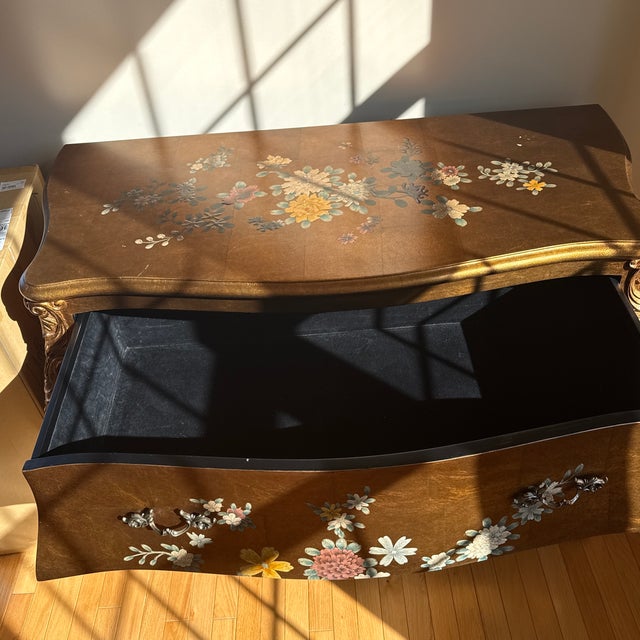 1990s Louis XV-style Hand Painted Gold Lea-Leaf and Floral Bombe Commode,with Cabriole Legs & a Scalloped Apron For Sale - Image 4 of 8