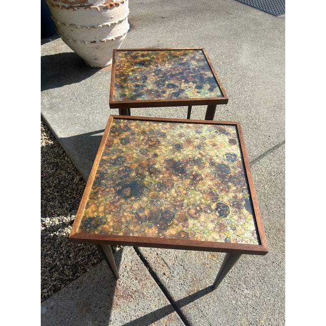 Mid-Century Modern Pair of Vintage Resin Mottled Pebble Top Nesting Side Tables, Set of 2 For Sale - Image 3 of 14