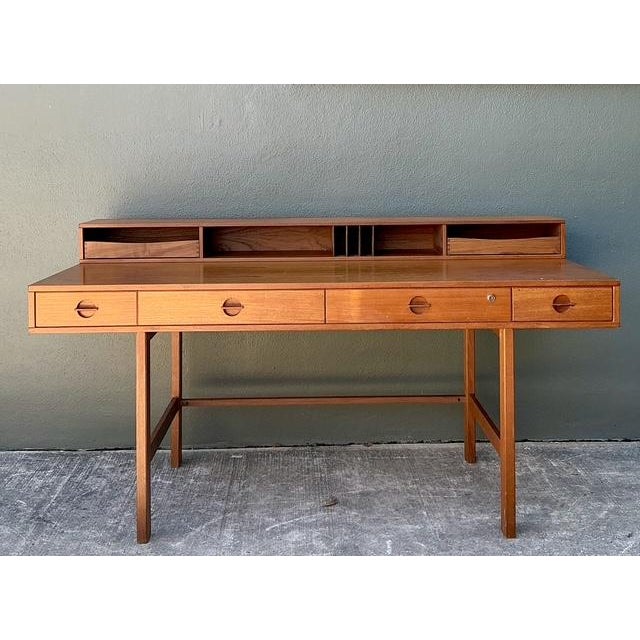 This iconic "flip-top" partner's desk, designed by Peter Løvig Nielsen for Hedensted Møbelfabrik, is a masterpiece of...