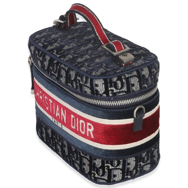 Item #: 150881 Features Interior: Single slip pocket Dimensions: 7 x 5.5 x 4 in Handbag Closure Type: Zip-Around Handle...