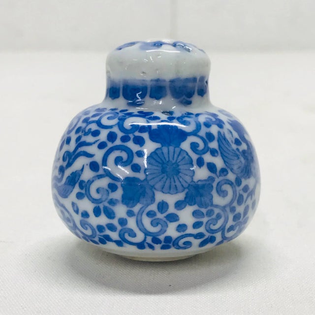 Single Chinoiserie salt or pepper shaker with Phoenix and scroll design. Unmarked.