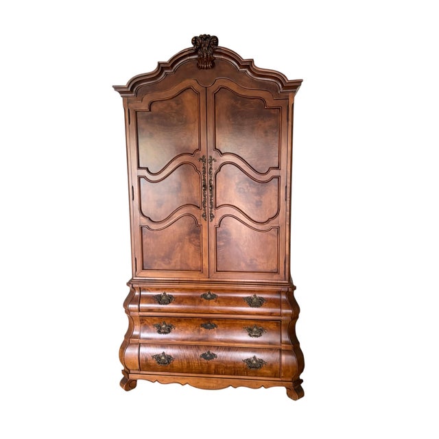 Enhance your home entertainment with this exceptional Henredon Folio 10-line bar cabinet with the original hang tag still...