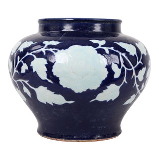 16th Century Chinese Ming Dynasty Blue Glaze White Flower Jar For Sale