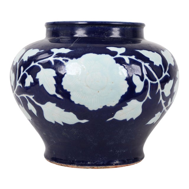 16th Century Chinese Ming Dynasty Blue Glaze White Flower Jar For Sale