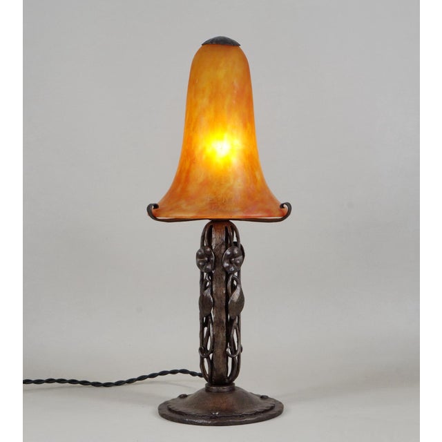 Art Deco Daum Nancy French Art Deco Table Lamp 1920s - Orange Marmorean Glass & Wrought Iron For Sale - Image 3 of 6