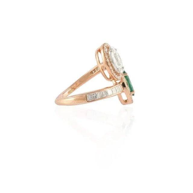 Modern Toi Et Moi Diamond and Emerald Ring in 18k Solid Yellow Gold Size 7 For Sale In New York - Image 6 of 8
