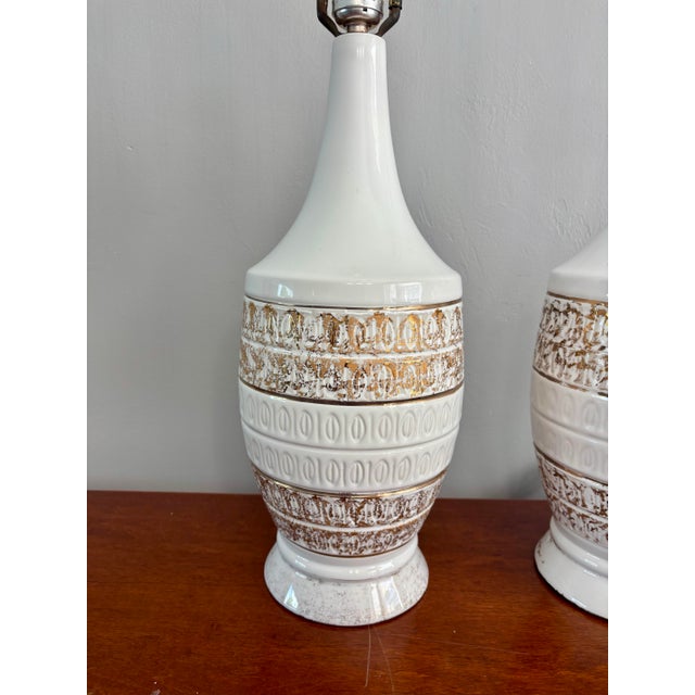 Mid-Century Modern Vintage Mid-Century Modern Ceramic Table Lamps, White Glaze With Gilt Accents – Pair For Sale - Image 3 of 7
