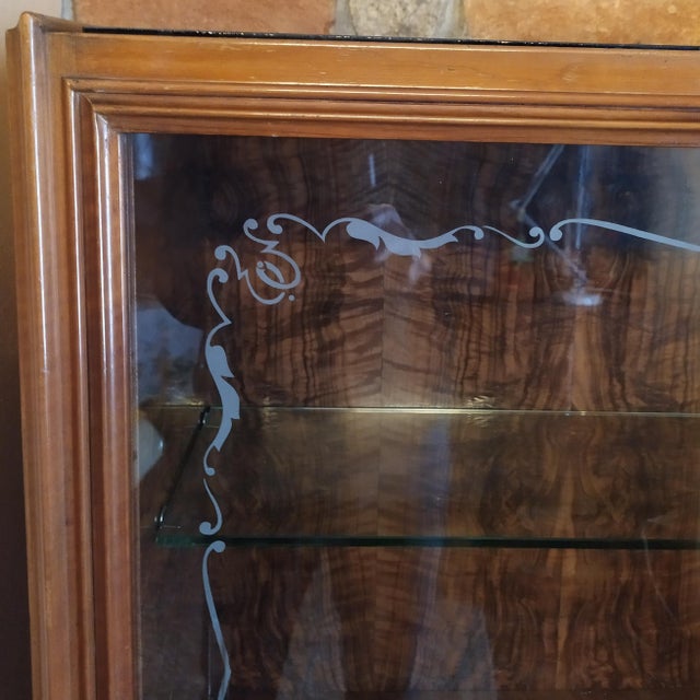 Art decò showcase, made in Italy, 1940. Two sliding doors at the top and two sliding doors at the bottom. Side panels in...