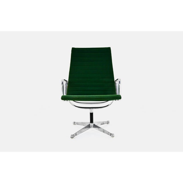 Mid-Century Modern EA124 Armchair by Charles & Ray Eames for Herman Miller, 1970s For Sale - Image 3 of 12