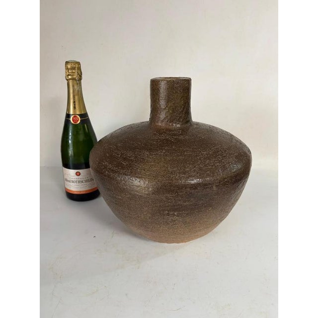This is a vase-shaped stoneware lamp in the Brutalist style. It's heavy and can be used as a decorative piece or as a...