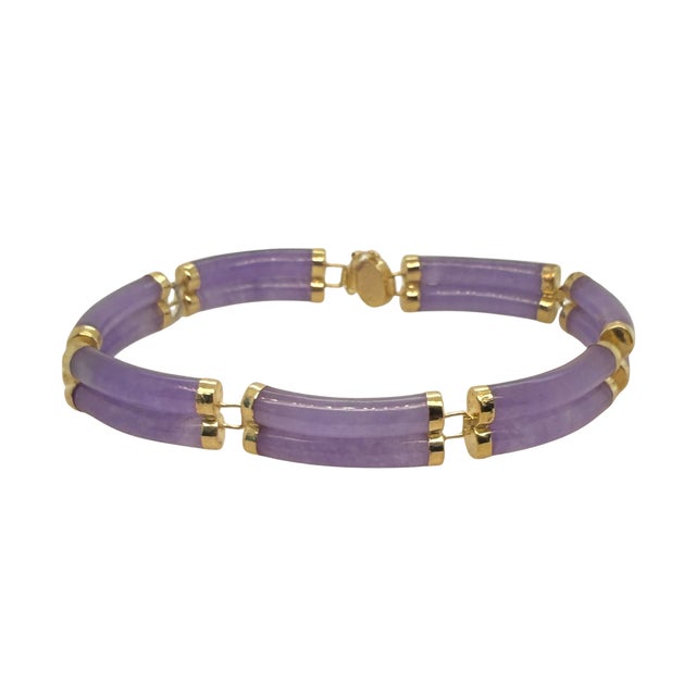 Soft lavender jade meets warm 14-karat yellow gold in this link bracelet from China, made around the 1970s. Elongated,...